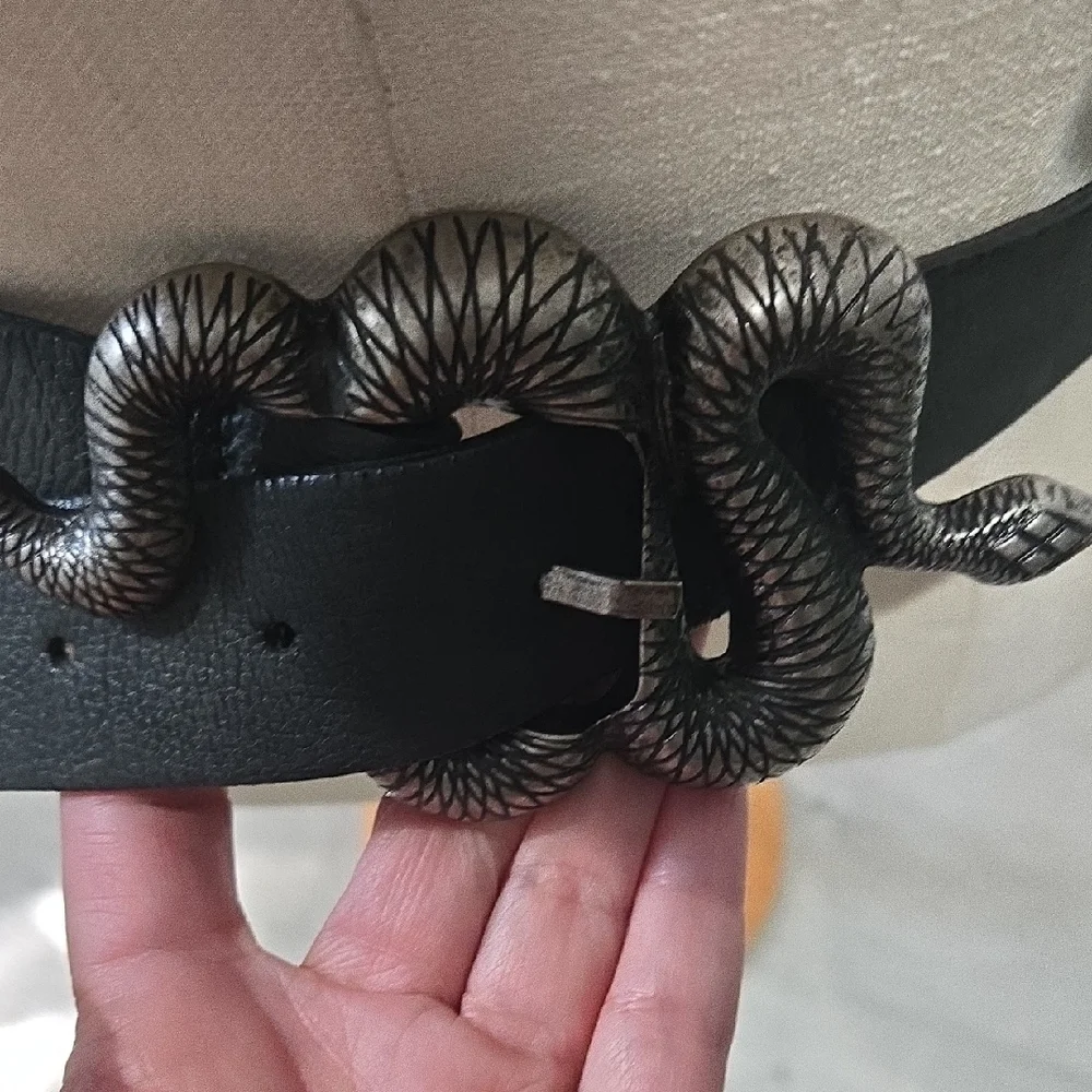 Le Lis Black and Silver Classic Leather Belt